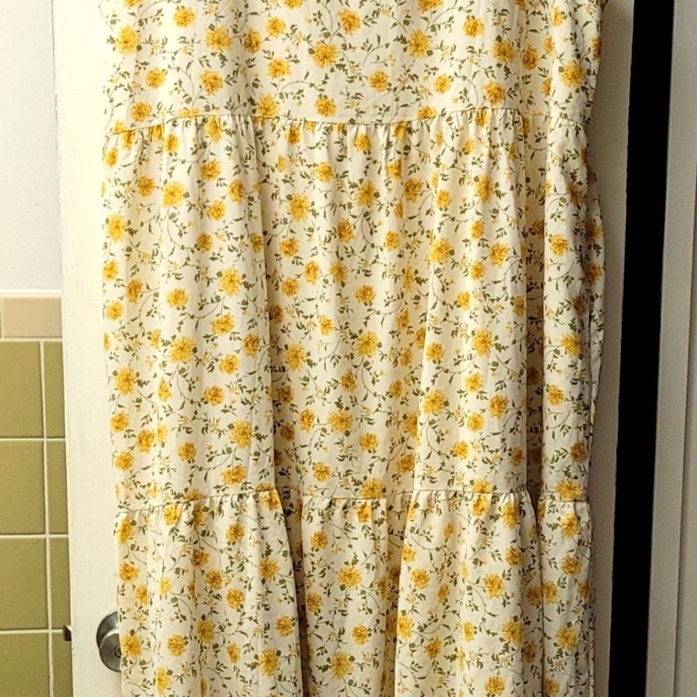Women's Size 2XL  long and flowing sundress.